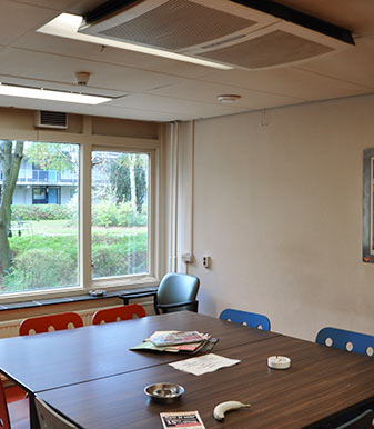 Luftreiniger im Pausenraum Deckenluftreiniger für Einbau und Aufbaumontage