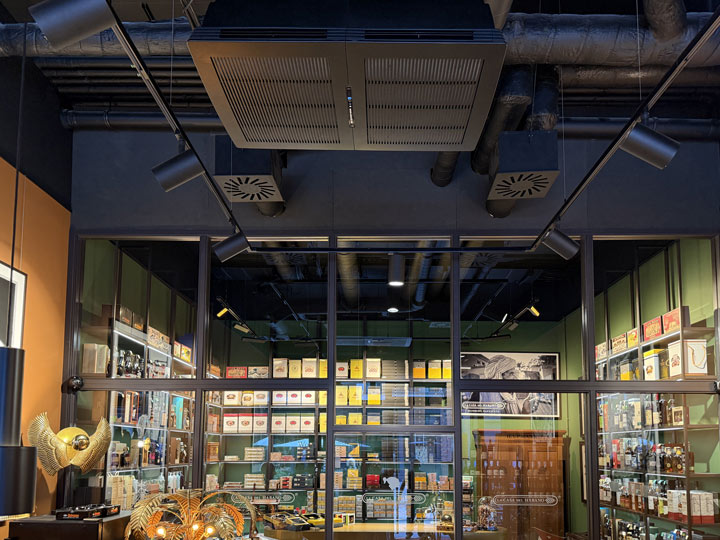 Luftreiniger im Raucherraum an der Decke montiert