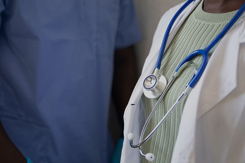 Luftreiniger in einer Arztpraxis im Warteraum. Filtert Viren für weniger Ansteckungsgefahr