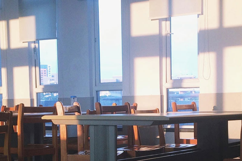 Luftreiniger in geschlossenen  Anstalten wie Psychiatrien. Hier eingesetzt im Aufenthaltsraum