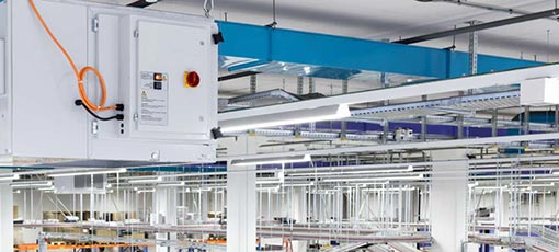 Luftreiniger an der Decke einer Industriehalle